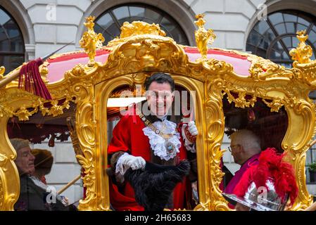 Volaille, Londres, Royaume-Uni.13 novembre 2021. Le Lord Mayor’s Show a plus de 800 ans et, à l’époque moderne, est composé de milliers de participants, avec des dizaines de groupes de marcheurs, de détachements militaires, de calèches, de troupes de danse, d’éléments pneumatiques,contraptions géantes et expositions cérémonielles.Le 693 e Lord Mayor de Londres sera Alderman Vincent Keaveny (en photo), qui se déplace de la City en autocar d'État doré pour se rendre à Westminster pour jurer de loyauté envers la Couronne, les deux régions étant des centres distincts dans l'ancienne ville de Londres Banque D'Images