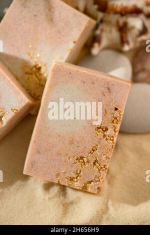 Savon naturel bio au sel de l'himalaya fait maison.Concept de soins naturels de la peau biologique à la maison.Soins de spa.Mise au point sélective Banque D'Images