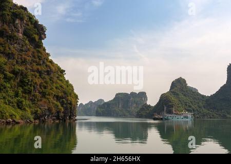 Bateau à l'ancre par Hòn Vịt con (Duckling Rock), Hạ long Bay, province de Quảng Ninh, Viet Nam Banque D'Images