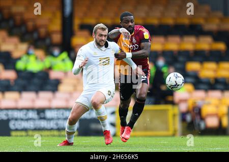 James Wilson de Port Vale (à gauche) et Yann Songo de Bradford City se battent pour le ballon lors du match Sky Bet League Two à Vale Park, Stoke-on-Trent.Date de la photo: Samedi 13 novembre 2021. Banque D'Images