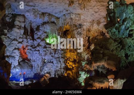 Intérieur des grottes de Dao Go, superbement illuminées, baie d'Ha long, province de Quảng Ninh, Viet Nam Banque D'Images