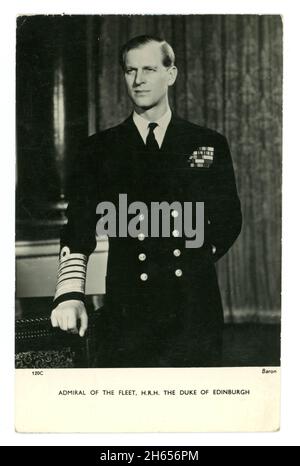 Carte postale du milieu du siècle de son Altesse Royale le duc d'Édimbourg, mari de la reine Elizabeth II, peu de temps après qu'il est devenu amiral de la flotte le 3 mars 1953 Banque D'Images