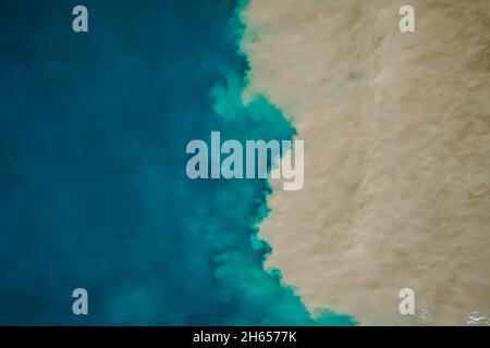 Vue aérienne du mélange d'eau bleue et d'eau sale dans la mer.Arrière-plan naturel Banque D'Images