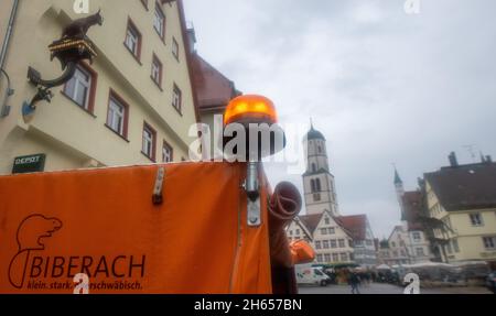 Biberach, Allemagne.13 novembre 2021.13 novembre 2021, Bade-Wurtemberg, Biberach an der Riß : un voyant d'alerte jaune clignote sur un véhicule d'évacuation des déchets municipaux sur la place du marché.A partir de samedi, la réglementation 2G avec de nombreuses restrictions d'accès pour les non vaccinés s'appliquera en grande partie dans le district de Biberach.Les mesures doivent être limitées jusqu'en novembre 24.Comme le nombre de cas Corona dans le comté de Biberach ne cesse de croître, l'État tire maintenant la corde.Dans la région où l'incidence est la plus élevée au pays, des coupes sévères sont en réserve, en particulier pour les non vaccinés.Photo: St Banque D'Images