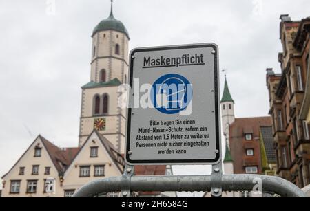 Biberach, Allemagne.13 novembre 2021.13 novembre 2021, Bade-Wurtemberg, Biberach an der Riß: Sur le marché, un panneau indique que les masques sont obligatoires.A partir de samedi, la réglementation 2G avec de nombreuses restrictions d'accès pour les non vaccinés s'appliquera en grande partie dans le district de Biberach.Les mesures doivent être limitées jusqu'en novembre 24.Parce que le cas Corona dans le cercle Biberach continue d'augmenter, le pays tire maintenant la ripse.Dans la région où l'incidence est la plus élevée au pays, des coupes sévères sont en réserve, en particulier pour les non vaccinés.Photo: Stefan Puchner/dpa CRED Banque D'Images