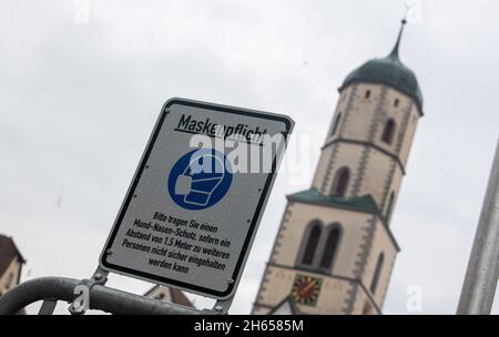 Biberach, Allemagne.13 novembre 2021.13 novembre 2021, Bade-Wurtemberg, Biberach an der Riß: Sur le marché, un panneau indique que les masques sont obligatoires.A partir de samedi, la réglementation 2G avec de nombreuses restrictions d'accès pour les non vaccinés s'appliquera en grande partie dans le district de Biberach.Les mesures doivent être limitées jusqu'en novembre 24.Parce que le cas Corona dans le cercle Biberach continue d'augmenter, le pays tire maintenant la ripse.Dans la région où l'incidence est la plus élevée au pays, des coupes sévères sont en réserve, en particulier pour les non vaccinés.Photo: Stefan Puchner/dpa CRED Banque D'Images