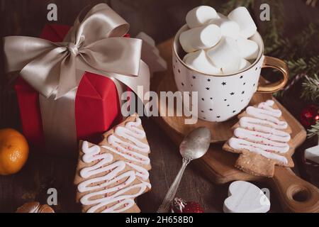 Tasse de café et guimauves. Cadeaux et décorations de Noël Banque D'Images