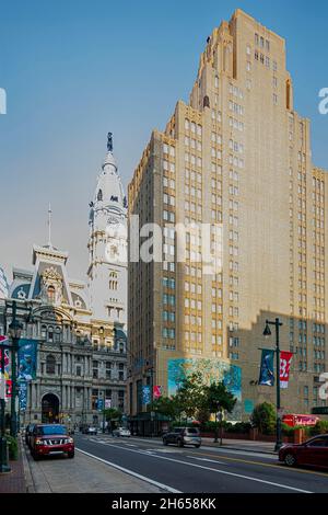 1319 Market Street, le monument art déco Market Street National Bank, fait face à l'hôtel de ville de Philadelphie.L'ancien bâtiment bancaire a été converti en Banque D'Images