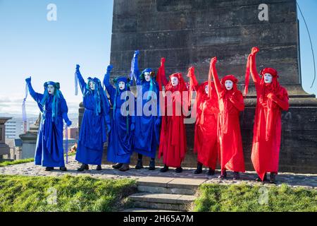 La Brigade de la Rebel Rouge rejoint la Brigade de la Rebel Bleue au cimetière de la nécropole de Glasgow pour le funéraire de la COP26.Les militants écologistes qui pleusent le risque de voir la COP26 échouer et avoir organisé des funérailles fictives pour le sommet.La COP26 est posée dans une tombe aux côtés de tous les précédents sommets de la CdP. Banque D'Images