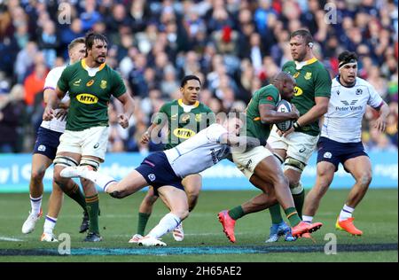 Stuart Hogg (au centre), en Écosse, s'attaque au Makazole Mapipi en Afrique du Sud lors du match international d'automne au stade BT Murrayfield, à Édimbourg.Date de la photo: Samedi 13 novembre 2021. Banque D'Images