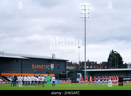 Les joueurs de Tottenham Hotspur et Arsenal se tiennent pour un silence de quelques minutes avant le dimanche du souvenir (14 novembre), avant le match de la Barclays FA Women's Super League au Hive, Londres.Date de la photo: Samedi 13 novembre 2021. Banque D'Images