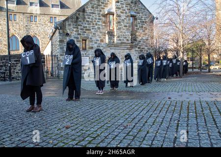 La Brigade de la Rebel Rouge rejoint la Brigade de la Rebel Bleue au cimetière de la nécropole de Glasgow pour le funéraire de la COP26.Les militants écologistes qui pleusent le risque de voir la COP26 échouer et avoir organisé des funérailles fictives pour le sommet.La COP26 est posée dans une tombe aux côtés de tous les précédents sommets de la CdP. Banque D'Images