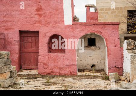 Masseria ou ancienne maison de ferme et ancien vieux four en pierre dans un village de campagne à Puglia, Italie, Europe Banque D'Images