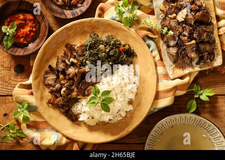 Se'i SAPI. Plat de bœuf fumé de Nusa Tenggara Timur, servi avec du riz et des feuilles de manioc Banque D'Images