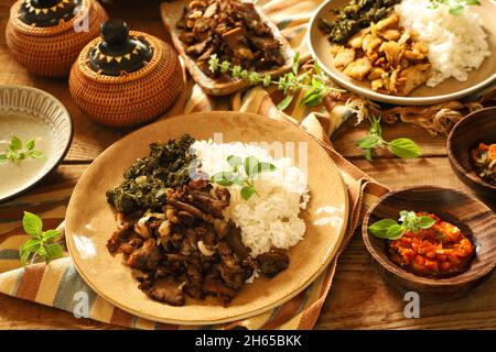 Se'i SAPI. Plat de bœuf fumé de Nusa Tenggara Timur, servi avec du riz et des feuilles de manioc Banque D'Images