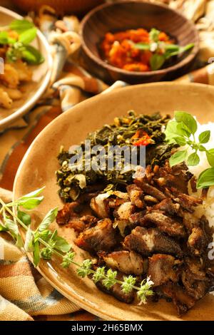 Se'i SAPI. Plat de bœuf fumé de Nusa Tenggara Timur, servi avec du riz et des feuilles de manioc Banque D'Images