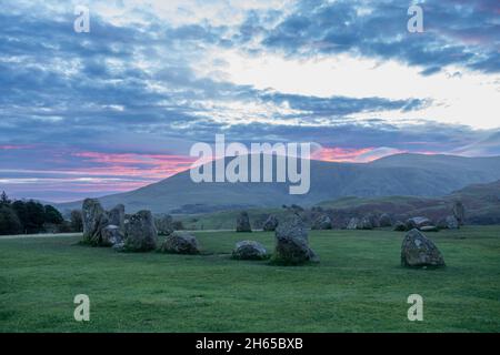 Castlerigg Stone Circle, un monument historique de Cumbria, pendant l'automne novembre à l'aube ou au lever du soleil, Angleterre, Royaume-Uni Banque D'Images