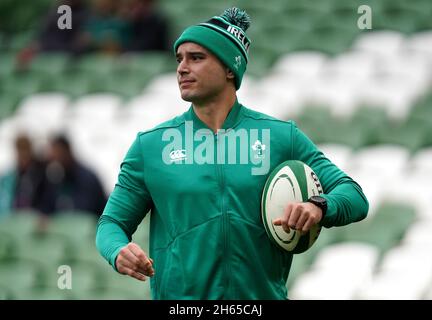 James Lowe, en Irlande, se réchauffe avant le match international d'automne au stade Aviva, à Dublin.Date de la photo: Samedi 13 novembre 2021. Banque D'Images