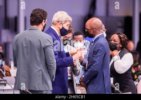 Glasgow, Royaume-Uni.13 novembre 2021.John Kerry (2e à partir de la gauche), envoyé spécial du Président américain sur le climat, s'entretient avec un délégué à la Conférence des Nations Unies sur les changements climatiques COP26 avant le début de la réunion.Pendant deux semaines à Glasgow, quelque 200 pays se débattent avec la manière dont l’objectif de limiter le réchauffement planétaire à 1.5 degrés par rapport aux temps préindustriels peut encore être atteint.Credit: Christoph Soeder/dpa/Alay Live News Banque D'Images