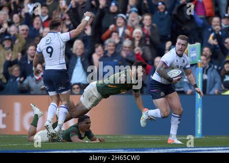 Édimbourg, Royaume-Uni.13 novembre 2021.Stuart Hogg, de l'Écosse, a ScotlandÕs 1er essai malgré Damian de Allende, d'Afrique du Sud, lors du match de la série des nations d'automne au stade Murrayfield, à Édimbourg.Le crédit photo devrait se lire: Neil Hanna / Sportimage Banque D'Images