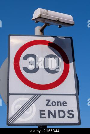 Panneau de limite de vitesse de 30 mi/h fermer wavertree à Liverpool le 2021 mai Banque D'Images