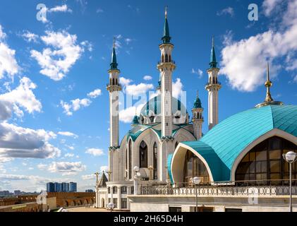 Le Kremlin de Kazan en été, Tatarstan, Russie.Vue sur la mosquée de Kul Sharif, point de repère de Kazan.Célèbre attraction touristique, belle architecture islamique dans Banque D'Images