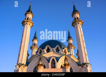 Mosquée Kul Sharif au Kremlin de Kazan au coucher du soleil, Tatarstan, Russie.C'est un monument historique de Kazan.Vue du bas de la magnifique mosquée sur fond bleu ciel.Conc Banque D'Images