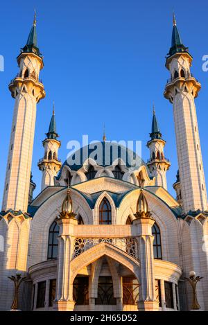 Mosquée Kul Sharif au Kremlin de Kazan au coucher du soleil, Tatarstan, Russie.C'est un monument historique de Kazan.Vue du bas de la magnifique mosquée sur fond bleu ciel.Conc Banque D'Images