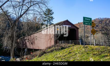 SHARON, Connecticut, États-Unis - 11 NOVEMBRE 20121 : pont couvert à Sharron au-dessus de la rivière Housatonic Banque D'Images