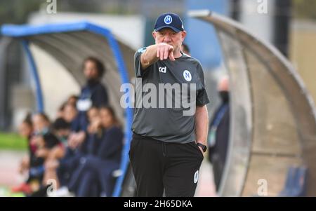 Naples, Italie.13 novembre 2021.Alessandro Pistolesi entraîneur de Napoli Femminile pendant le championnat italien de football League A Women 2021/2022 match entre Napoli Femminile vs US Sassuolo Calcio Femminile au stade Giuseppe Piccolo crédit: Live Media Publishing Group/Alay Live News Banque D'Images