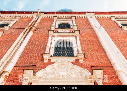 Éléments de la façade de la cathédrale de Dormition du Kremlin de Ryazan lors d'une journée d'été contre le ciel Banque D'Images