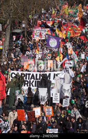 'Mettre les gens d'abord en marche' une manifestation pour soulever des questions avant la conférence du G20 qui se tiendra à Londres le 2 avril, sur le cris financier mondial Banque D'Images