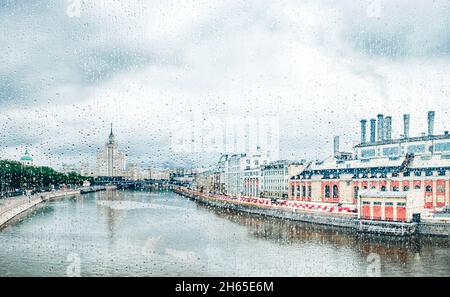 Vue à travers le verre avec raindrops de la rivière Moskva, Kotelnicheskaya Embankment Building à Moscou, Russie Banque D'Images