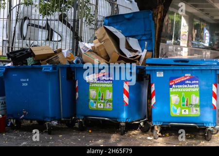 Athènes, Grèce - 08 novembre 2021 conteneur à ordures dans les rues d'Athènes en Grèce Banque D'Images