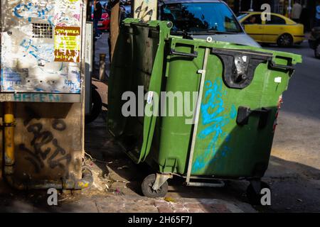 Athènes, Grèce - 08 novembre 2021 conteneur à ordures dans les rues d'Athènes en Grèce Banque D'Images