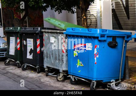 Athènes, Grèce - 08 novembre 2021 conteneur à ordures dans les rues d'Athènes en Grèce Banque D'Images