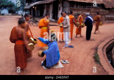 Laos, province de Luang Prabang, ville de Luang Prabang, Patrimoine mondiale de l'UNESCO depuis 1995, procession matinale des moines bouddhiste pour l' Banque D'Images