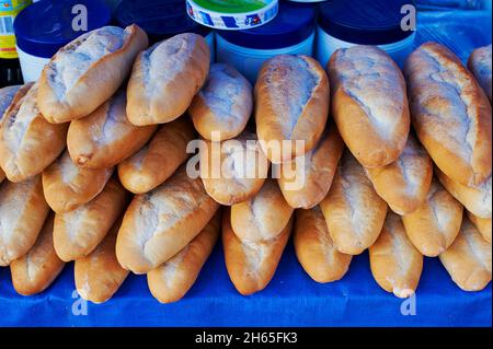 Laos, province de Luang Prabang, ville de Luang Prabang, Patrimoine mondial de l'UNESCO depuis 1995, baguettes françaises au marche // Laos, province Banque D'Images