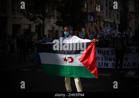 Madrid, Espagne.13 novembre 2021.Un homme porte un drapeau du Sahara lors de la manifestation à Madrid.(Photo de Fer Capdepon Arroyo/Pacific Press) Credit: Pacific Press Media production Corp./Alamy Live News Banque D'Images