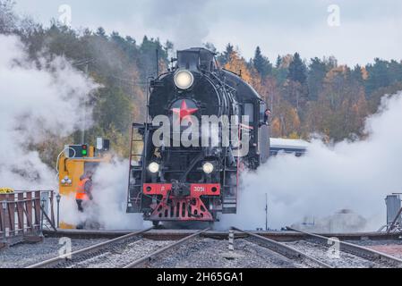 Ruskeala, Russie - 01 octobre 2021 : locomotive à vapeur rétro au tournant.Gare de Ruskeala Mountain Park. Banque D'Images