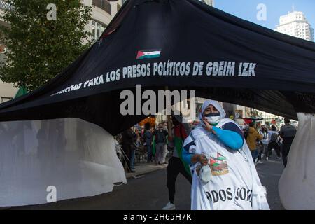 Madrid, Espagne.13 novembre 2021.Une femme sahraouie lors de la manifestation à côté d'un Haima improvisé lors de la manifestation dans les rues de Madrid.(Credit image: © Fer Capdepon Arroyo/Pacific Press via ZUMA Press Wire) Banque D'Images