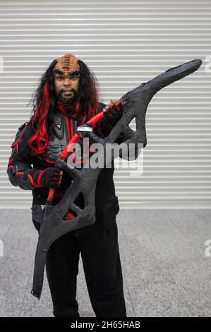 Londres, Royaume-Uni.13 novembre 2021.Bouddha, un fan de Star Trek, habillé comme un Klingon à destination Star Trek, la Convention officielle de Star Trek en Europe à Excel Londres.L'événement met à la disposition des fans de la célèbre série télévisée et de la franchise cinématographique pour rencontrer les acteurs et les équipiers et célébrer toutes les choses Star Trek.Credit: Stephen Chung / Alamy Live News Banque D'Images