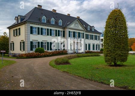 Allemagne, Monheim am Rhein, Rhin, Bergisches pays, Niederbergisches pays,Niederberg, Rhénanie-du-Nord-Westphalie, NRW, Château de Laach sur le domaine de Laacher Hof, villa, manoir, maison de retraite, néo-classicisme,route d'accès, parc, arbuste ornemental Banque D'Images