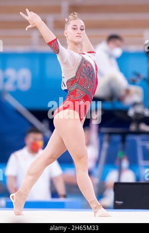 25 juillet 2021 : Liliia Akhaimova du Comité olympique russe (ROC) se produit sur le sol pendant les Jeux Olympiques de Tokyo 2020 qualification des femmes de gymnastique artistique au Centre de gymnastique Ariake de Tokyo, Japon.Daniel Lea/CSM} Banque D'Images