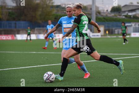 Naples, Italie.13 novembre 2021.Kaja Erzen (11) Napoli Femminile e Lana Clelland (26) US Sassuolo Calcio Femminile lors du championnat italien De football League A Women 2021/2022 match entre Napoli Femminile vs US Sassuolo Calcio Femminile au stade Giuseppe Piccolo crédit: Agence photo indépendante/Alamy Live News Banque D'Images