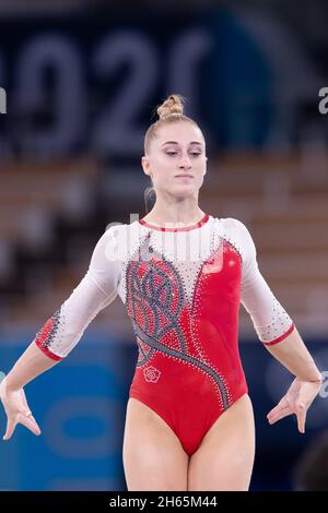 25 juillet 2021 : Liliia Akhaimova du Comité olympique russe (ROC) se produit sur le sol pendant les Jeux Olympiques de Tokyo 2020 qualification des femmes de gymnastique artistique au Centre de gymnastique Ariake de Tokyo, Japon.Daniel Lea/CSM} Banque D'Images