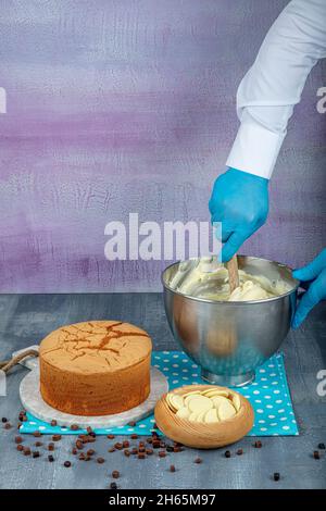 Faire du gâteau.Préparer une crème pour les gâteaux faits maison sur un batteur.Faire du gâteau à la crème à l'aide de la spatule.concept de cuisson de boulangerie maison. Banque D'Images