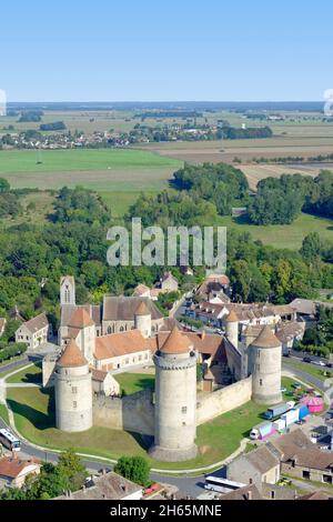 France, Seine et Marne, Blandy les Tours, Château de Blandy les tours, le château médiéval (vue aérienne) Banque D'Images