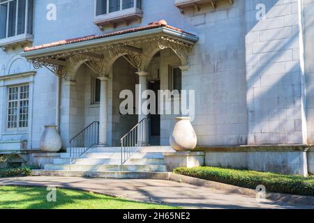 LA NOUVELLE-ORLÉANS, LA, États-Unis - 22 OCTOBRE 2021 : entrée au manoir historique du quartier d'Audubon Banque D'Images