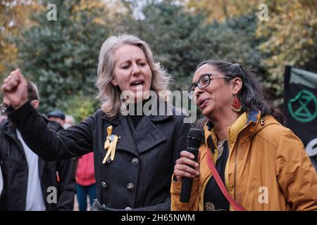 Londres, Royaume-Uni.13 novembre 2021.Bhavini Patel de XR Unify donne une lance pour l'extinction les militants de la rébellion réunis dans les champs de Lincoln's Inn, pour la montée et la Marche de la rébellion pour protester contre l'urgence climatique, après le sommet de la COP26.Credit: Chiara Fabbro/Alay Live News Banque D'Images